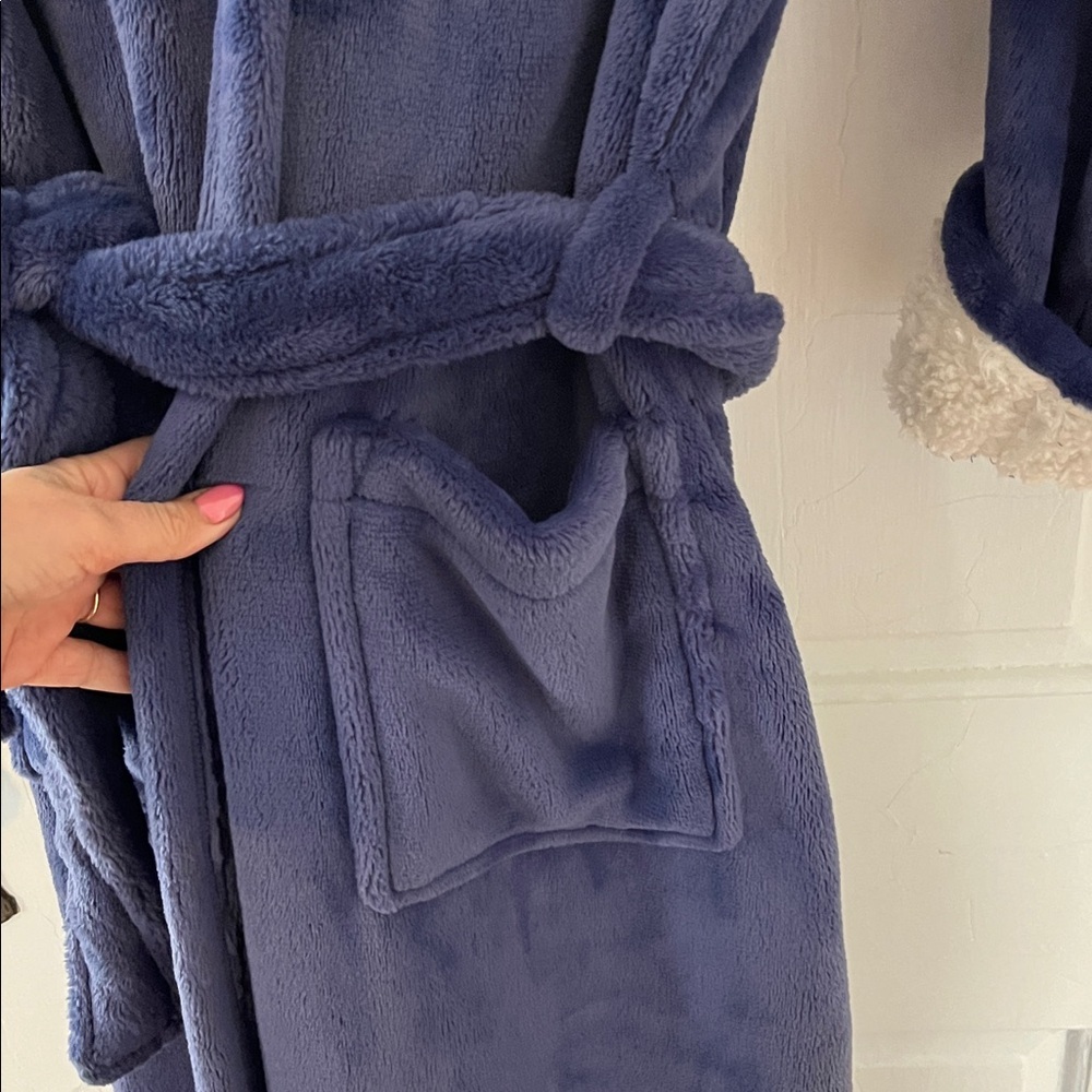 LL Beans Wicked Plush Navy Hooded Robe - Picture 5 of 6